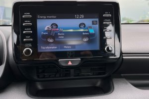 TOYOTA YARIS 1.5 HYBRID - 2020год / 134340km 18