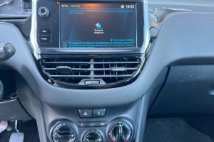 PEUGEOT 208 1.2 PETROL - 2019год / 42649km 17