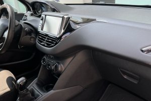 PEUGEOT 208 1.2 PETROL - 2019год / 61931km 9