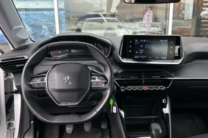 PEUGEOT 208 1.2 PETROL - 2021год / 97348km 11