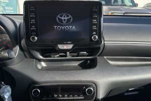 TOYOTA YARIS 1.5 HYBRID CVT - 2023год / 15328km 15