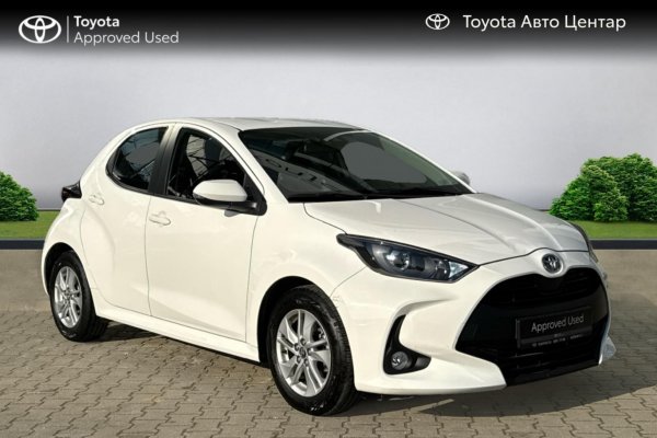 TOYOTA YARIS 1.5 HYBRID CVT - 2023год / 15328km