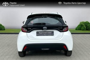 TOYOTA YARIS 1.5 HYBRID CHIC - 2023год / 20901km 6