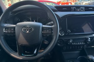 TOYOTA HILUX DC 2.8D Mild Hybrid AT Invincible - 2025год / 10700km 13